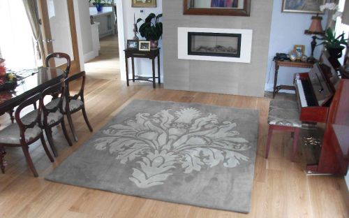 Hand tufted Beige and cream rug with traditional motif