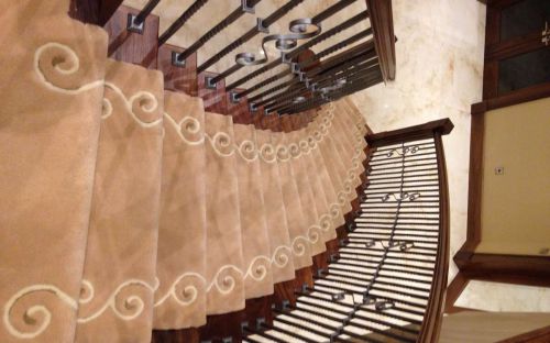 Beige tufted stair carpet with cream swirl border
