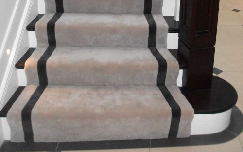 Hand tufted off-white stairs with dark grey border