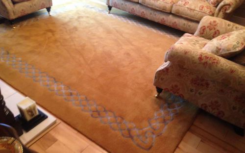 Hand tufted Gold and silver celtic knot rug