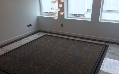 Hand tufted grey rug with gold trellis design