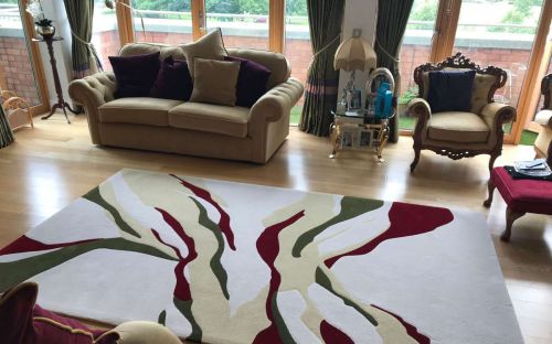 Hand tufted rug with colourfull splashes